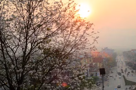 Hoàng hôn trên đỉnh núi nhìn từ Tượng đài Chiến thắng Điện Biên Phủ trên Đồi D1.