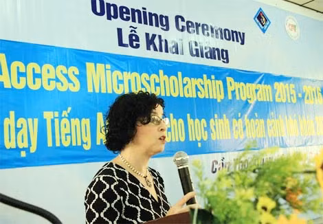 Bà Rena Bitter, Tổng lãnh sự quán Hoa Kỳ, tại TP HCM phát biểu tại lễ khai giảng.