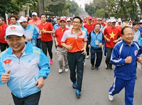 Phó Thủ tướng Vũ Đức Đam và Bộ trưởng Bộ Văn hóa, Thể thao và Du lịch Hoàng Tuấn Anh tham gia Ngày chạy vì sức khỏe toàn dân.