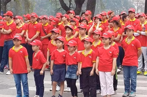 Các em thiếu nhi phấn khởi tham gia chạy.