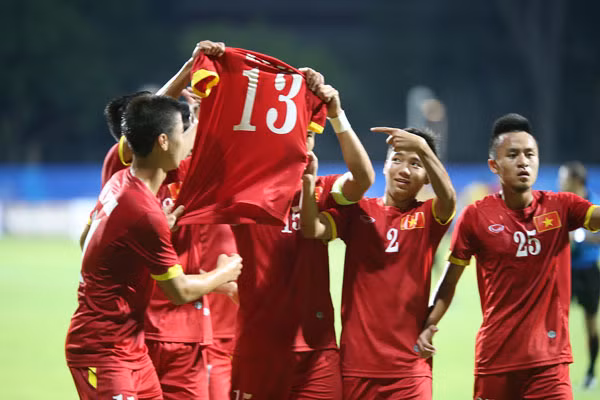 Các cầu thủ U23 Việt Nam dành tặng bàn thắng cho Tấn Tài. Ảnh: H.M..