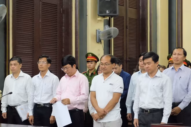 Các bị cáo đang nghe tuyên án