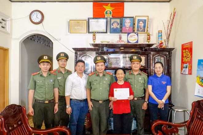 Đoàn công tác thăm hỏi, tặng quà các gia đình chính sách tại Côn Đảo.