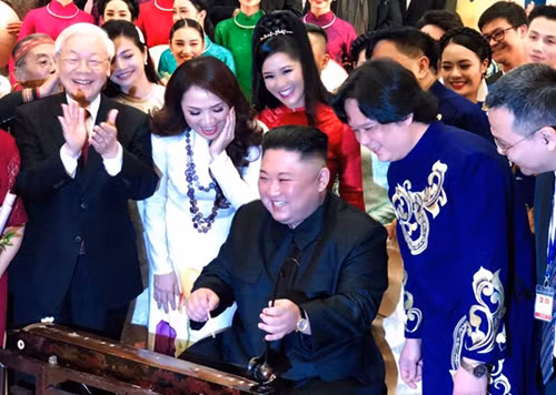 Trong khuôn khổ chuyến thăm hữu nghị chính thức Việt Nam, tối 1-3, Chủ tịch Triều Tiên Kim Jong-un đã tham dự chương trình nghệ thuật mang tên Ánh dương mùa xuân được tổ chức tại Trung tâm Hội nghị quốc tế, 11 Lê Hồng Phong, Hà Nội.