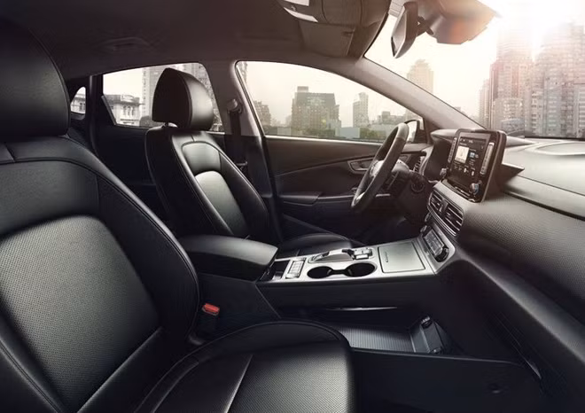 Đi kèm với chiếc Huyndai Kona Electric là rất nhiều phụ kiện như: sạc không dây, hệ thống âm thanh Krell, tiện nghi Adaptive Cruise Control (ga tự động thích ứng) và Head-up Display (màn hình trong suốt hiển thị dữ liệu).