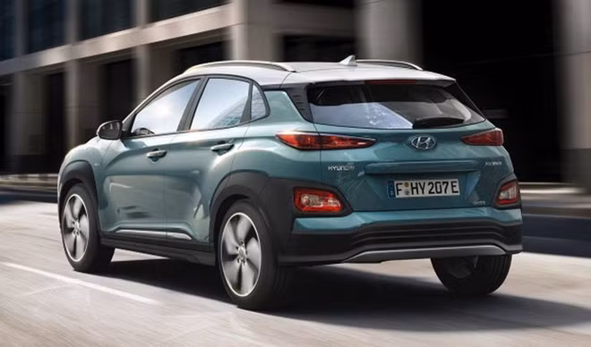 Cả hai đều có được 395Nm mô-men xoắn cực đại và tốc độ tối đa 167 km/h, khả năng tăng tốc từ 0 - 100 km/h của hai phiên bản động cơ lần lượt là 7,6 và 9,3 giây. Đây là những con số khá ấn tượng đối với một chiếc xe EV giá rẻ.