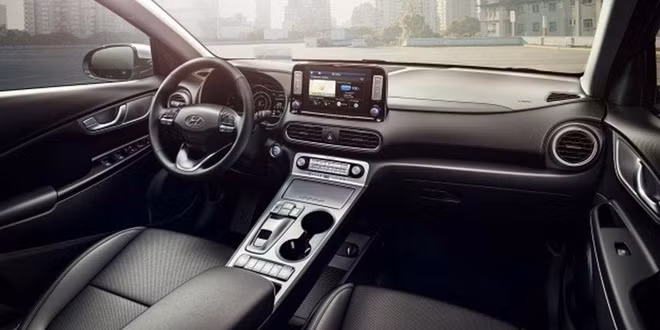Với hệ thống sạc thông minh, Kona Electric sẽ mất khoảng 54 phút để sạc đến 80% lượng điện của xe với bộ sạc 100kW DC.Trong trường hợp dùng bộ sạc 7,2 kWh thông thường, sẽ mất 9 giờ 40 phút đối vớibộ pin lớn hơn và 6 giờ 10 phút đối với bộ pin nhỏ hơn.
