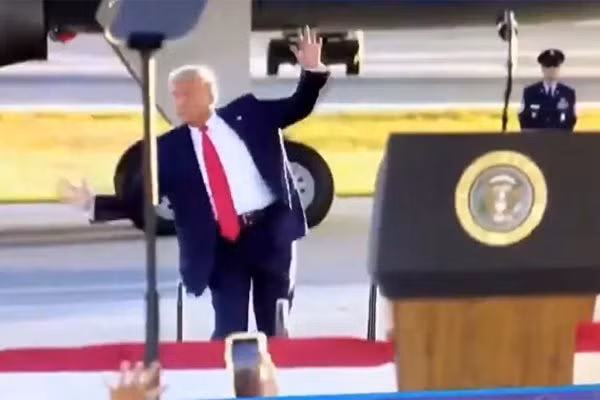 Ông Trump bất ngờ mất thăng bằng, suýt ngã khi bước lên bục phát biểu khi tiến hành vận động tranh cử vào hôm 28/8 ở New Hampshire. (Ảnh cắt từ clip)