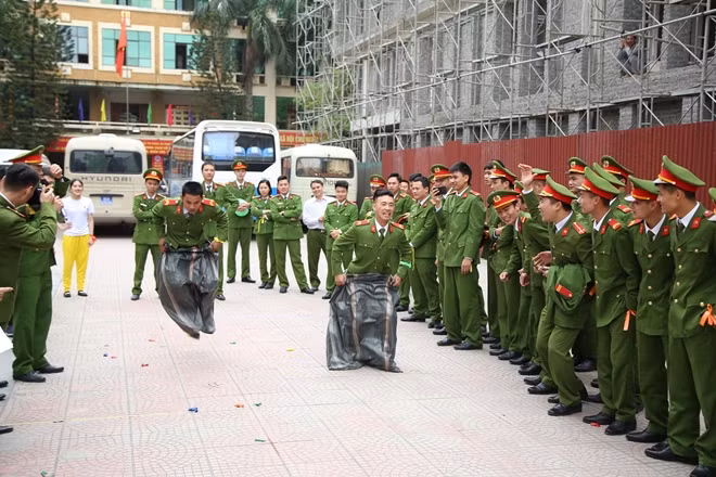Thi nhảy bao bố.