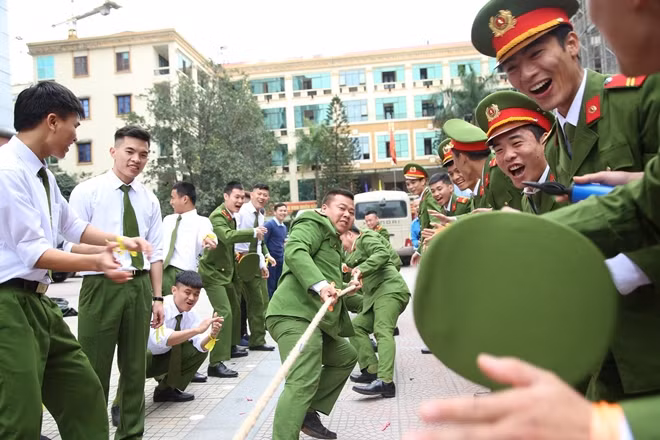 Phần thi kéo co luôn tạo được sự hứng khởi và nhận được sự cổ vũ nhiệt tình của các bạn đoàn viên thanh niên.