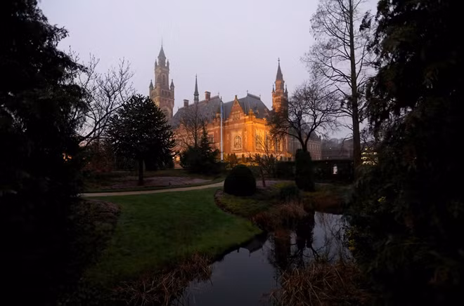 Bên ngoài Tòa án Công lý Quốc tế (ICJ) tại The Hague, Hà Lan. (Ảnh: Reuters)