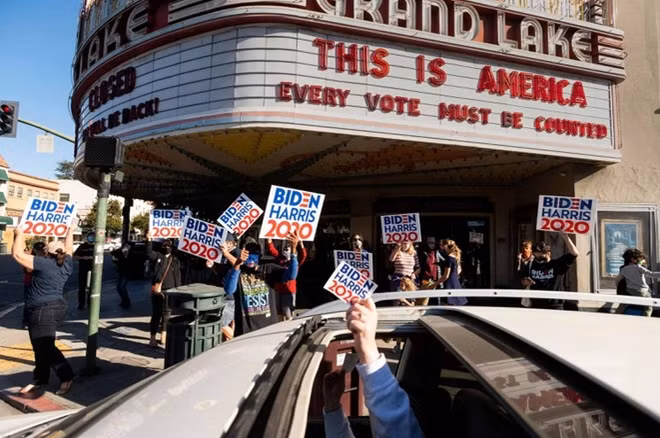 Người dân California xuống phố ăn mừng, trên tay là biểu ngữ "Biden - Harris 2020".