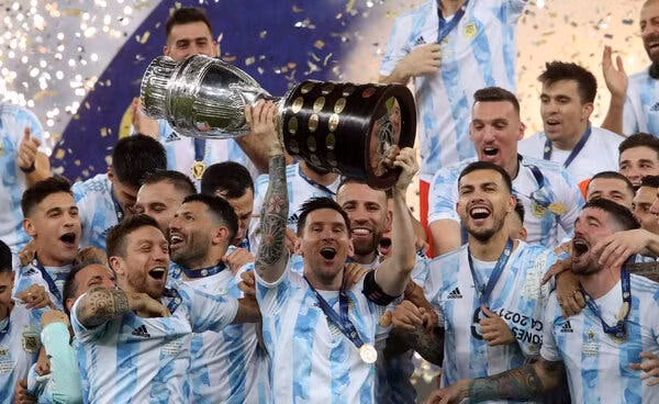 Lionel Messi lên ngôi vô địch Copa America 2021 cùng Argentina. (Ảnh: Getty)