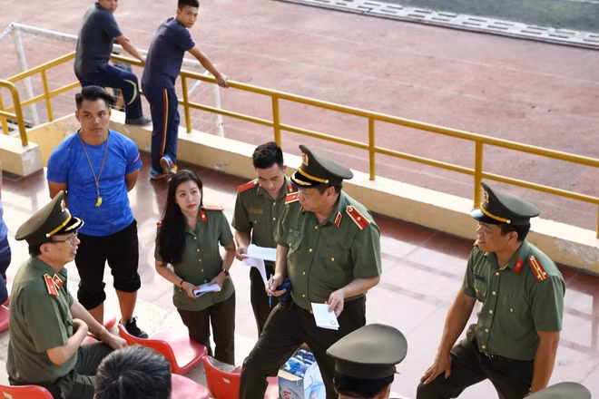 Lãnh đạo Học viện ANND có những trao đổi cụ thể ngay tại buổi lễ sơ duyệt để kịp thời đưa ra các phương án chuẩn bị tốt nhất cho Lễ khai giảng năm học mới.