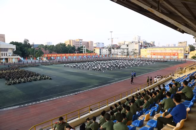 Với sự tham gia của đông đảo cán bộ, giáo viên và sinh viên Học viện, buổi sơ duyệt đã diễn ra trong không khí nghiêm túc, kỷ luật của môi trường An ninh.