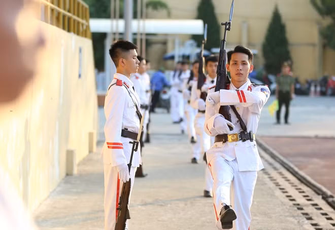 Buổi sơ duyệt diễn ra trong không khí khẩn trương và nghiêm túc.