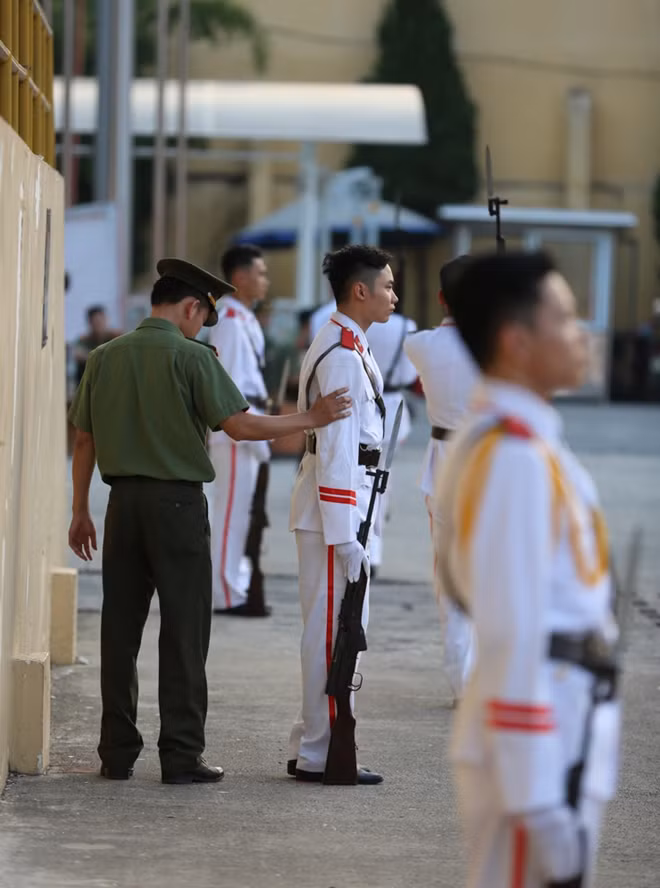 Vì là môi trường vũ trang nên những tiểu tiết đều được các thầy, cô giáo chú ý và chỉnh sửa ngay trong buổi sơ duyệt.