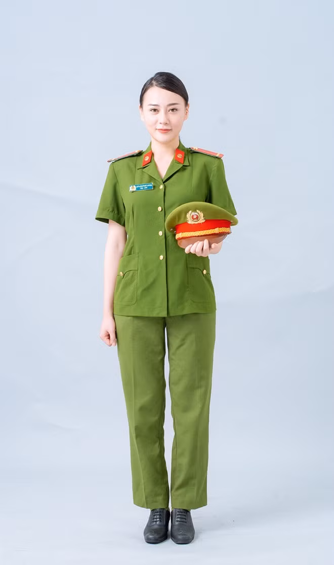 Hình ảnh "thanh niên nghiêm túc" của Phương Oanh trong trang phục của lực lượng Công an nhân dân.