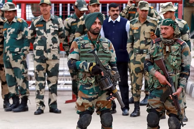 Các binh sĩ Ấn Độ đứng gác tại biên giới Wagah ở vùng ngoại ô phía bắc thành phố Amritsar, Ấn Độ, ngày 1-3. (Ảnh: Reuters)