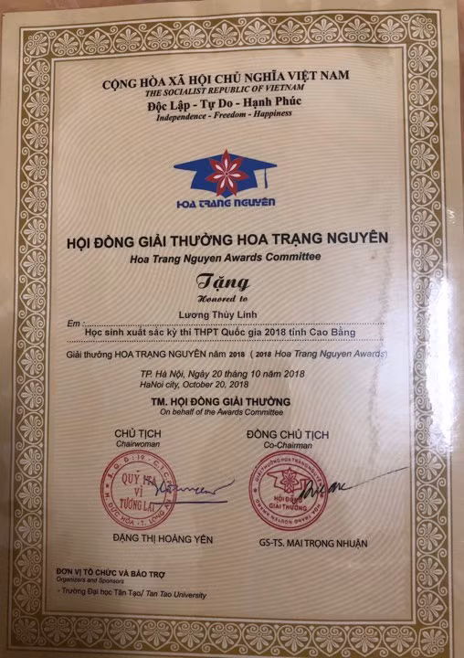 Tân Miss World Việt Nam được Hội đồng giải thưởng Hoa trạng nguyên vinh danh do là 1 trong 5 học sinh có kết quả THPT quốc gia 2018 cao nhất của tỉnh Cao Bằng.