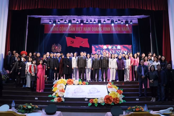 Các đại biểu, cán bộ giảng viên và cựu sinh viên Khoa Ngoại ngữ chụp ảnh lưu niệm.