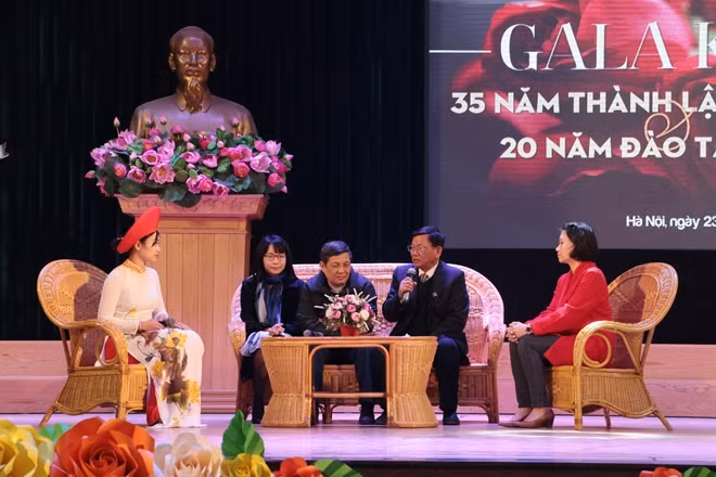 Các thế hệ thầy và trò khoa Ngoại ngữ cùng nhau ôn lại kỉ niệm trong buổi lễ.