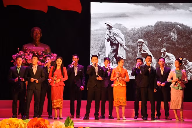 Các lưu học viên Lào gửi đến buổi lễ kỉ niệm các ca khúc thắm đượm tình hữu nghị hai nước.
