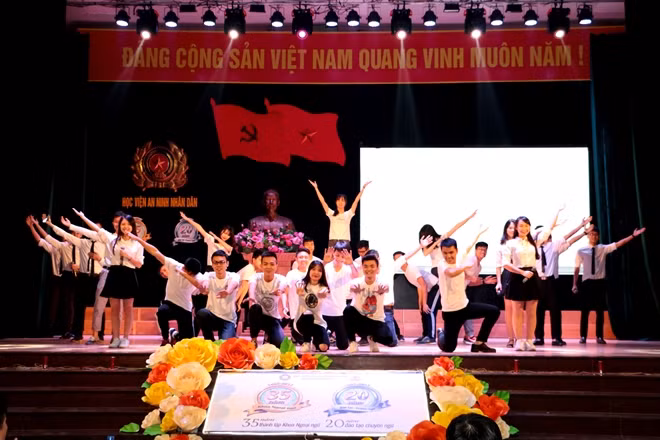 Vẻ đẹp rạng rỡ của các sinh viên chuyên ngành ngoại ngữ trong các tiết mục “cây nhà lá vườn” do chính các bạn sinh viên tự biên đạo và biểu diễn.