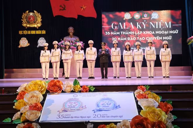 Thiếu tướng, PGS.TS Nguyễn Hồng Hải trao giấy khen cho các thầy, cô giáo đang công tác tại khoa Ngoại ngữ và các sinh viên có những thành tích xuất sắc trong cuộc thi Olympic Ngoại ngữ cấp Học viện lần thứ 3 vừa qua.