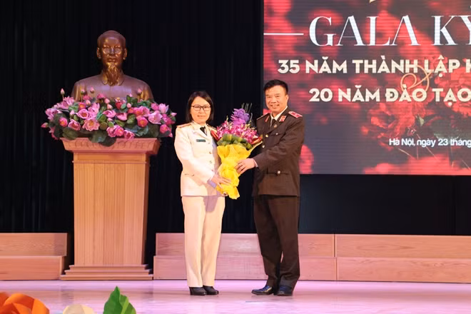 Thiếu tướng, GS.TS Lê Minh Hùng tặng hoa chúc mừng khoa Ngoại ngữ nhân dịp kỉ niệm 35 năm thành lập.