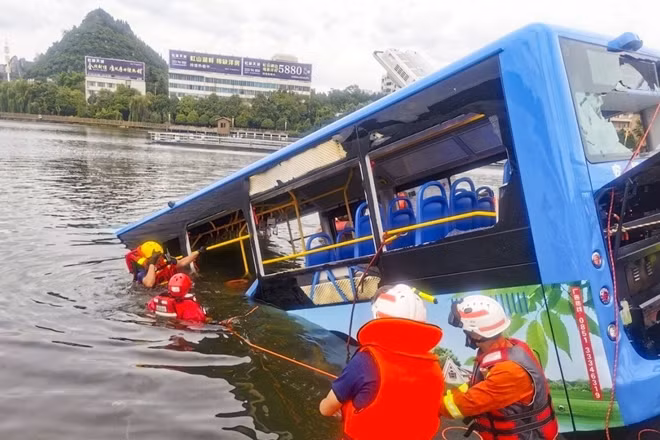 Xe bus lao xuống hồ chứa nước ở thị trấn An Thuận, tỉnh Quý Châu khiến ít nhất 21 em học sinh thiệt mạng và 15 em khác bị thương. (Ảnh: Weibo) Xe bus lao xuống hồ chứa nước ở thị trấn An Thuận, tỉnh Quý Châu khiến ít nhất 21 em học sinh thiệt mạng và 15 em khác bị thương. (Ảnh: Weibo)