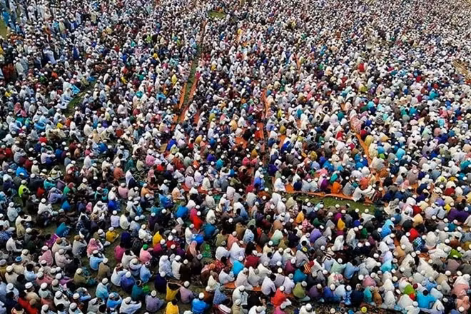 Số lượng lớn các tín đồ Hồi giáo tại Bangladesh tụ tập hôm 18/3 để tham gia cầu nguyện, mong COVID-19 biến mất khỏi quốc gia. (Ảnh: ITN)