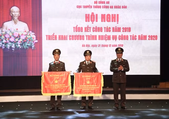 Thứ trưởng Nguyễn Văn Thành trao cờ thi đua Bộ Công an cho các đơn vị có thành tích xuất sắc trong năm 2019.