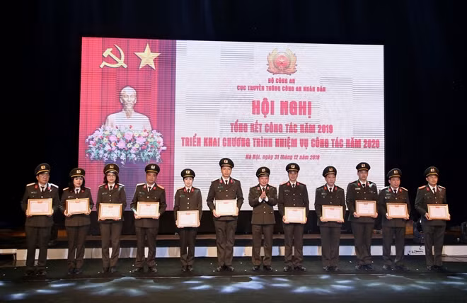 Trung tướng Mai Văn Hà trao các danh hiệu thi đua cho các tập thể, cá nhân có thành tích xuất sắc trong năm 2019.