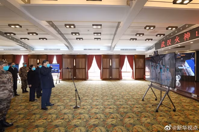 Ông Tập trò chuyện với các nhân viên y tế của bệnh viện Hoả Thần Sơn qua video khi thăm Vũ Hán hôm nay. (Ảnh: Tân Hoa Xã)