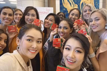 Sau khi Miss Grand International và Miss Earth vừa kết thúc cách đây ít ngày, từ giờ đến cuối năm sẽ là cuộc tranh tài của các cô gái trên khắp thế giới tại Miss International, Miss Supranational, Miss Intercontinental, Miss World và Miss Universe. Trong ảnh là Á hậu Tường San - đại diện Việt Nam chụp hình cùng các thí sinh tham gia Miss International 2019 đang diễn ra tại Nhật Bản.