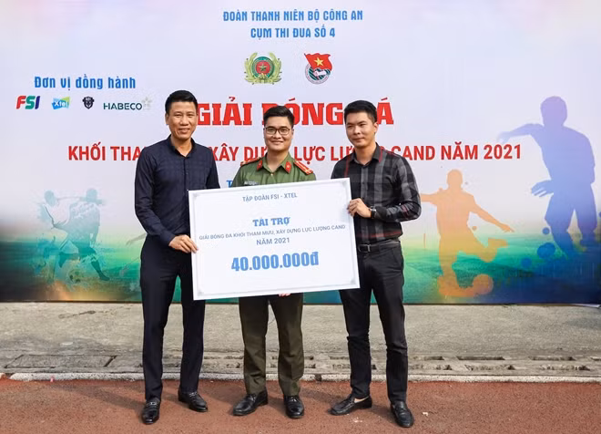 Ban tổ chức giải nhận biểu trưng từ đại diện nhà tài trợ.