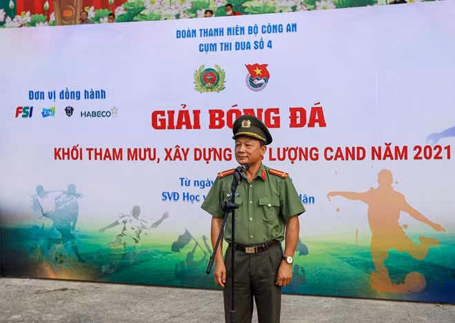 Đại tá Đặng Ngọc Bách, Phó Cục trưởng Cục Công tác đảng và Công tác chính trị phát biểu tại lễ khai mạc.