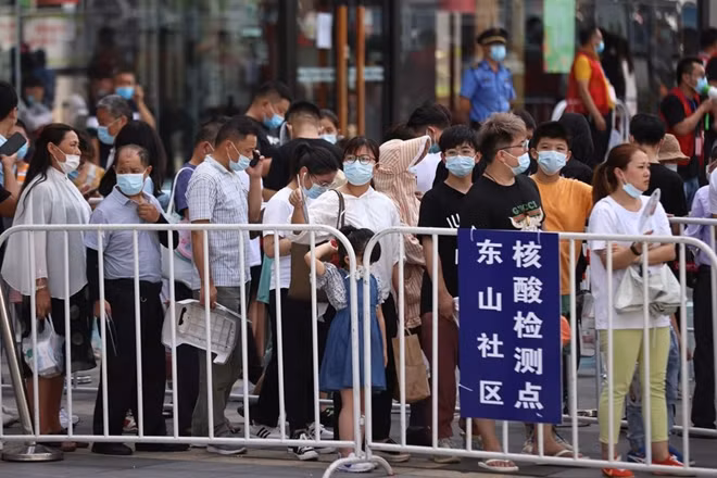 Người dân Nam Kinh xếp hàng xét nghiệm COVID-19 hôm 21/7. (Ảnh: Reuters)