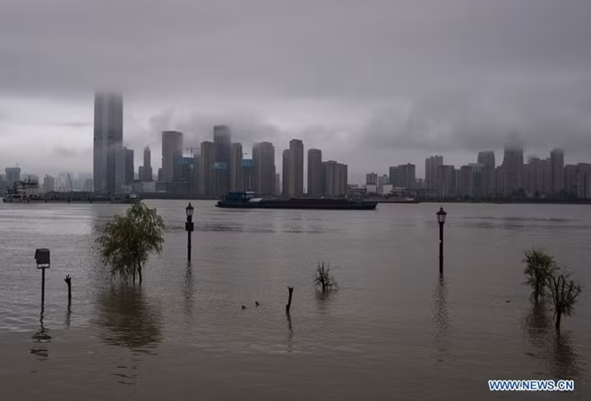 Mưa lũ trên diện rộng gây ngập úng nghiêm trọng tại Vũ Hán hôm 6/7. (Ảnh: Xinhua)