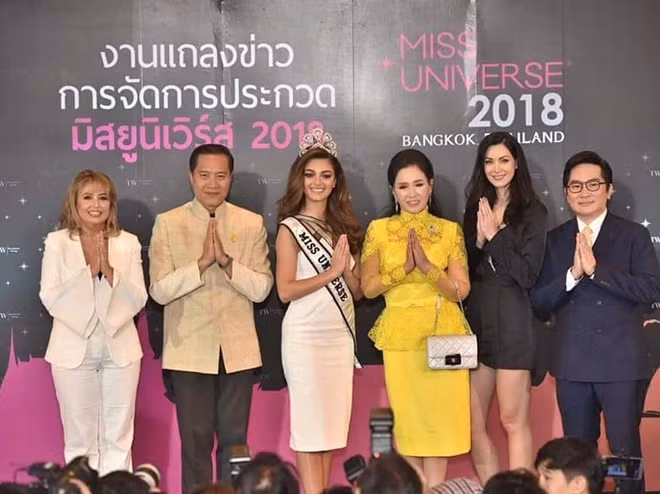 Chủ tịch Miss Universe và đương kim Hoa hậu Demi-Leigh Nel-Peters đã có mặt tại Thái Lan trong buổi họp báo vào chiều 31-7.