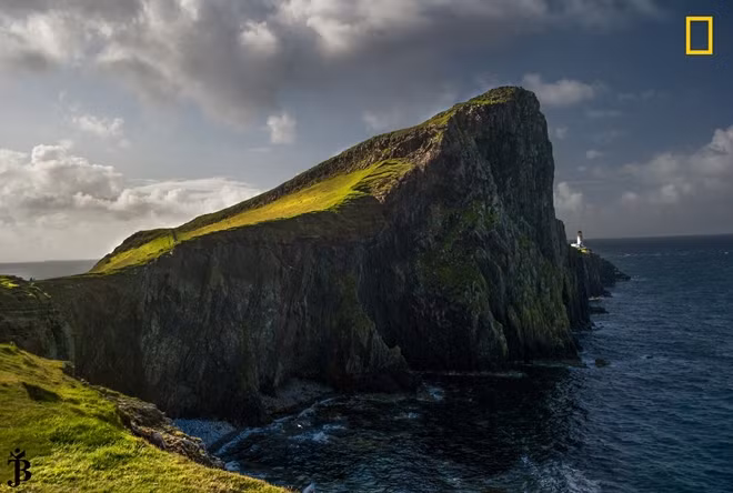 Bức ảnh chụp Ngọn hải đăng Neist Point nằm trên đảo nhỏ Skye, Scotland vào sáng sớm.Nhìn từ hướng này, ngọn hải đăng trông thật nhỏ bé bên cạnh vách đá khổng lồ.