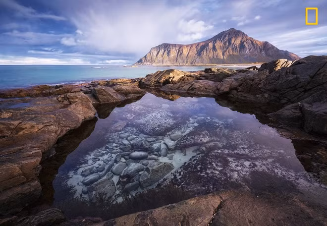 Vẻ đẹp lung linh của một hồ thuộc quần đảo Lofoten ở phía bắc Na Uy. Do có cát trắng trôi vào, vì vậy mặt hồ sẽ phát sáng lấp lánh khi có ánh trăng chiếu vào.