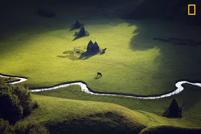 Khung cảnh sau lúc mặt trời mọc tại huyện Hunedoara, thị trấn Transilvania, Romania.