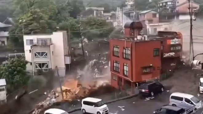 Trận lở đất sáng nay (3/7) đã cuốn phăng nhiều ngôi nhà ở thành phố Atami và khiến khoảng 20 người mất tích. (Ảnh: Japantimes)