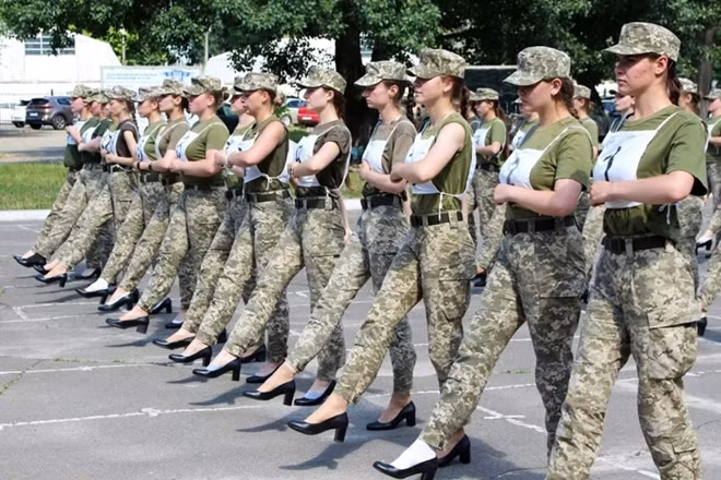 Nữ binh sĩ Ukraine mặc quân phục dã chiến và duyệt binh trên những đôi giày cao gót màu đen. (Ảnh: ITN)