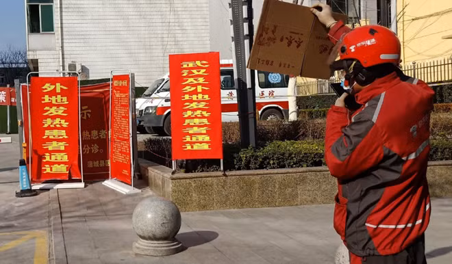 Hình ảnh vô cùng cảm động của cặp vợ chồng trẻ.