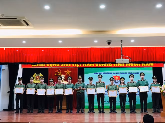 Nhiều tập thể, cá nhân được khen thưởng trong công tác đoàn và phong trào thanh niên năm học 2019-2020.