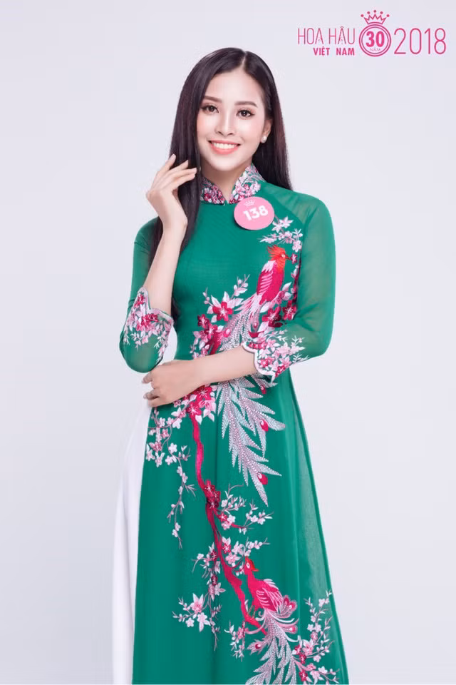 Trần Tiểu Vy hiện đang là sinh viên năm nhất ngành Quản trị Kinh doanh thuộc Chương trình liên kết Quốc tế giữa ĐH Sunderland (Anh) và Đại học Sư Phạm Kỹ Thuật TPHCM. Cô là gương mặt nhỏ tuổi nhất trong 43 thí sinh lọt vào Chung kết Hoa hậu Việt Nam năm nay.