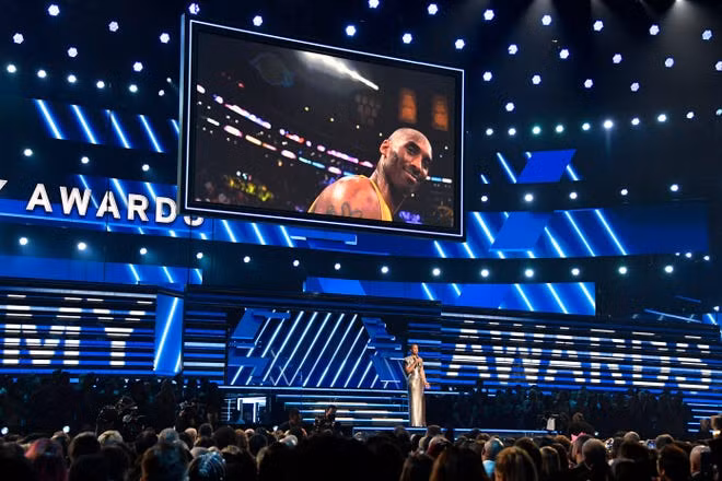 Huyền thoại bóng rổ Kobe Bryant được tri ân tại lễ trao giải Grammy lần thứ 62 đang diễn ra tại Staples Center, sân nhà của Los Angeles Lakers. Huyền thoại bóng rổ Kobe Bryant được tri ân tại lễ trao giải Grammy lần thứ 62 đang diễn ra tại Staples Center, sân nhà của Los Angeles Lakers.
